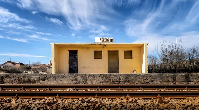 Stacja kolejowa obok lotniska Podgorica