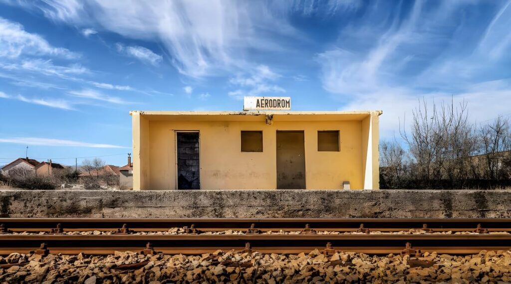 Stacja kolejowa obok lotniska Podgorica