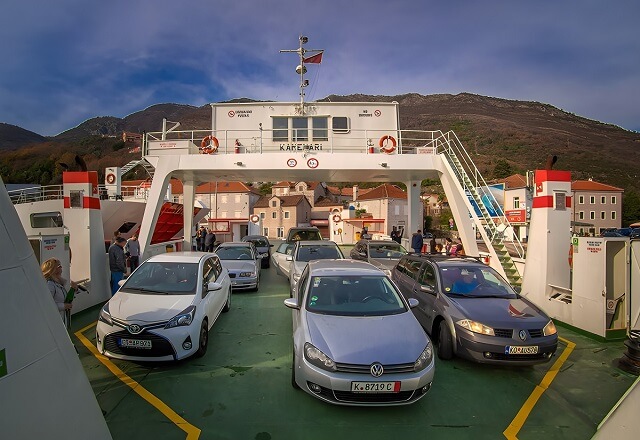 Samochody na promie w Czarnogórze