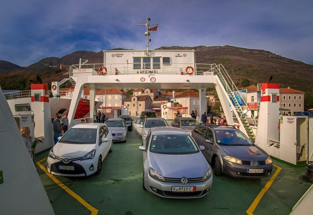 Samochody na promie w Czarnogórze