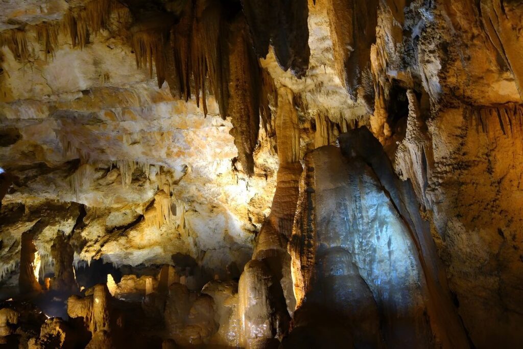 Wewnątrz jaskini Lipskiej