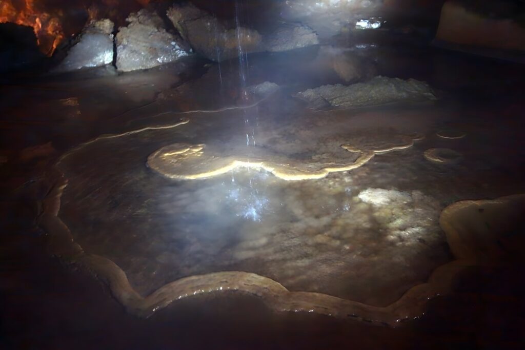 Płaskie jezioro w jaskini Lipskiej