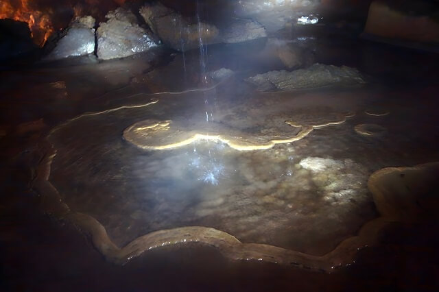 Płaskie jezioro w jaskini Lipskiej