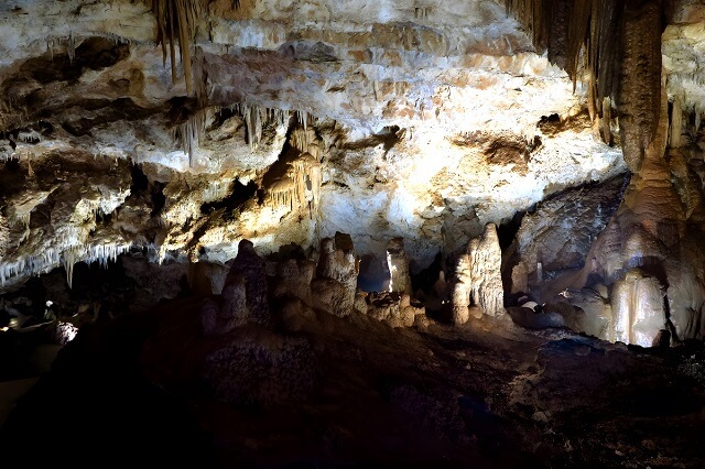 Skały w jaskini Lipskiej