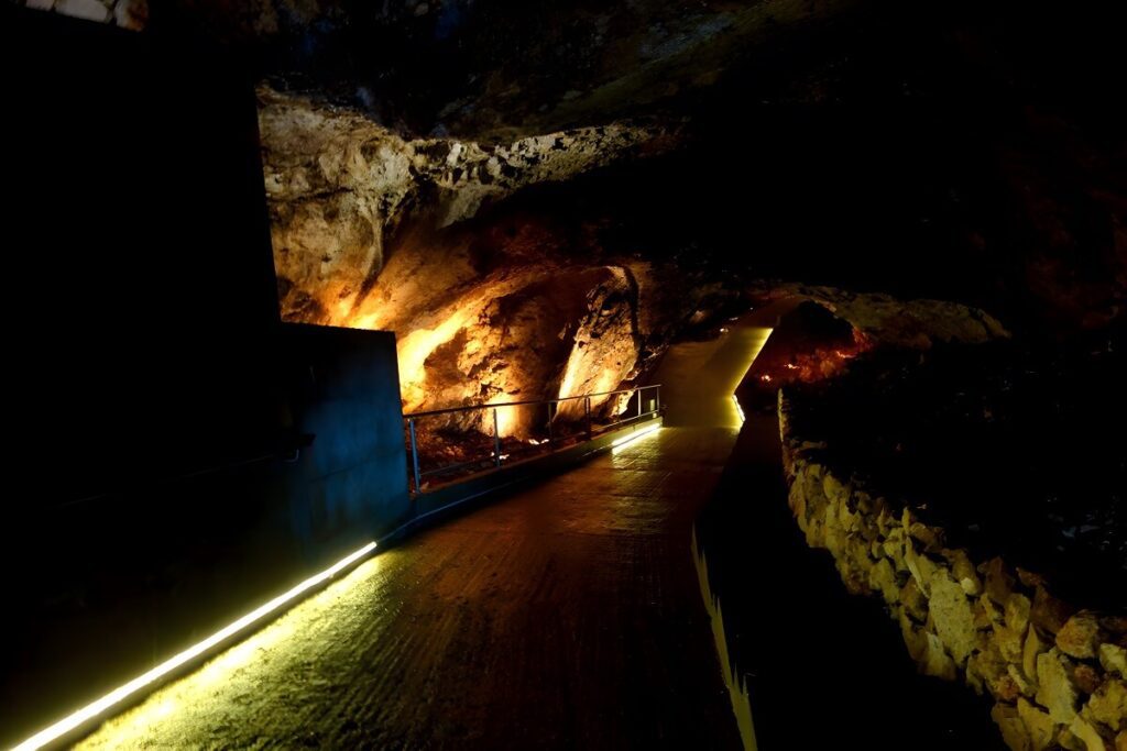 Tunele w jaskini Lipskiej