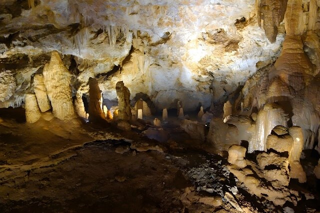 Wewnątrz jaskini Lipskiej