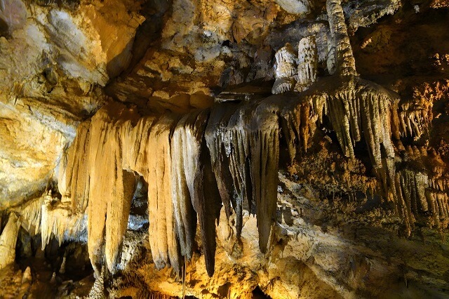 Wewnątrz jaskini Lipskiej