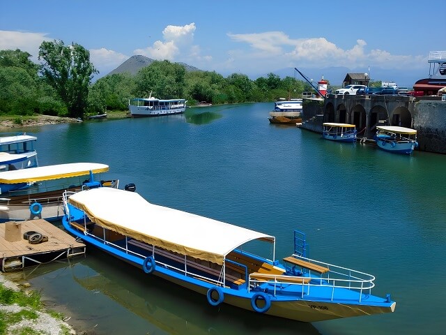 Łódź do turystycznej wycieczki po Jeziorze Szkoderskim