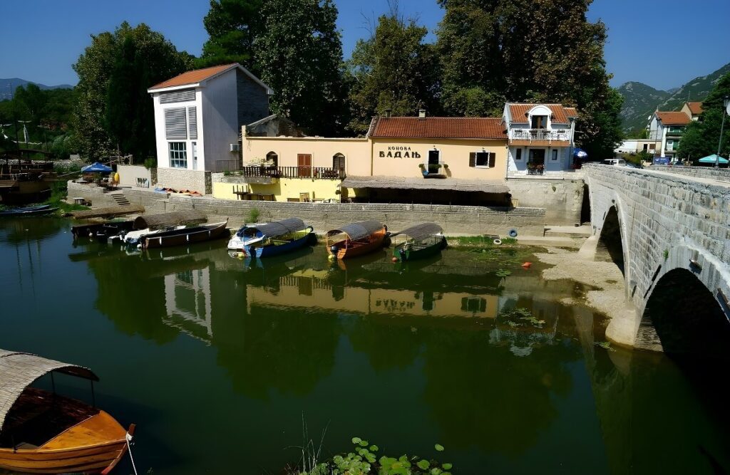 Miasto Virpazar i jego przystanie