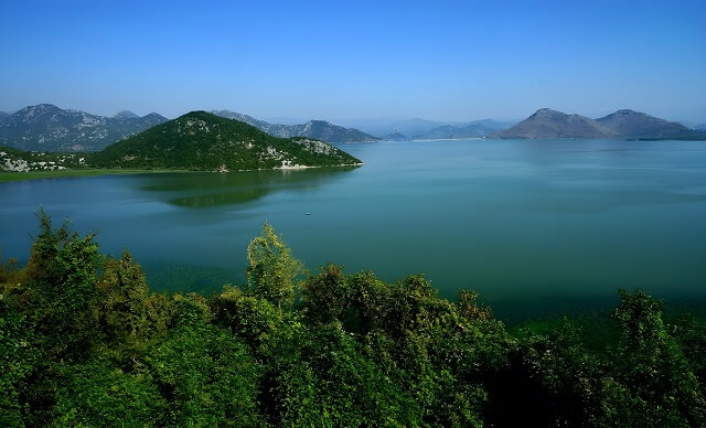 Widoki na Jezioro Szkoderskie z brzegu