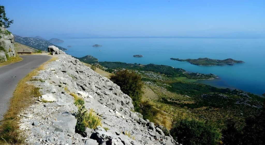 Widoki na Jezioro Szkoderskie z brzegu