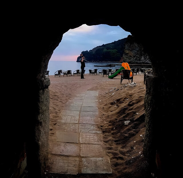 Mała plaża w pobliżu Starego Miasta w Budvie