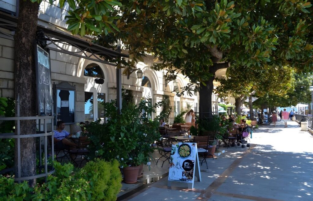 Kawiarnia nad brzegiem morza w Herceg Novi