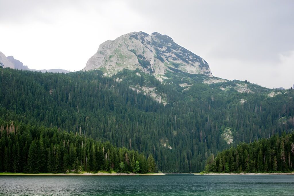 Widok góry, górującej nad Czarnym Jeziorem