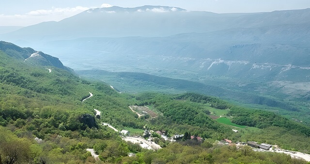 Widok na dolinę z klasztoru Ostrog, Czarnogóra