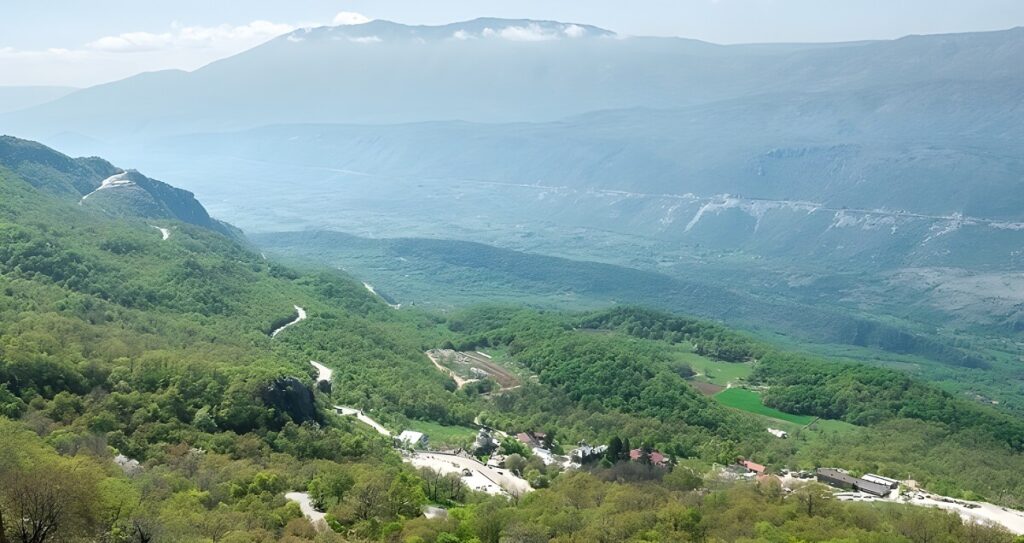 Widok na dolinę z klasztoru Ostrog, Czarnogóra