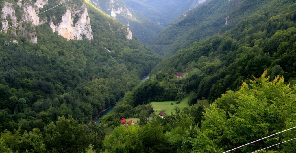 Widok na rzekę Tarę z mostu, kanion rzeki Tary, Czarnogóra