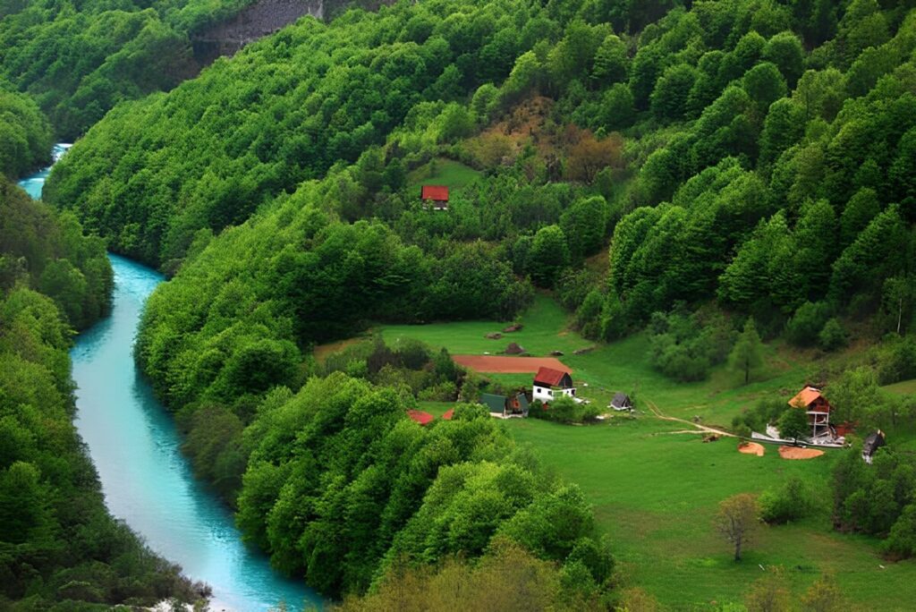 Domy w dolinie kanyonu Tara