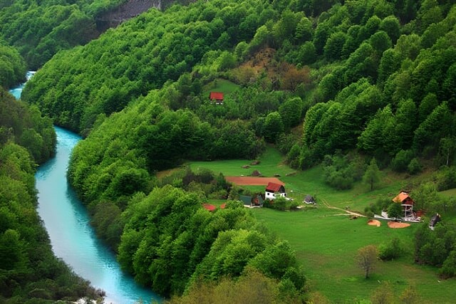 Domy w dolinie kanyonu Tara